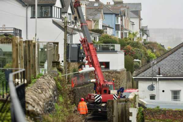 10 March 2020 - 13-50-15 
Very gently does it. You wouldn't want a four ton transformer landing on your foot. It would transform you.
-------------- 
Crane in narrow Dartmouth road Above Town